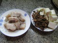 茶树菇茭白烧五花肉的做法步骤1