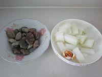 咸蛋黄冬瓜蛤蜊浓汤的做法步骤1