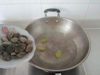 咸蛋黄冬瓜蛤蜊浓汤的做法步骤4